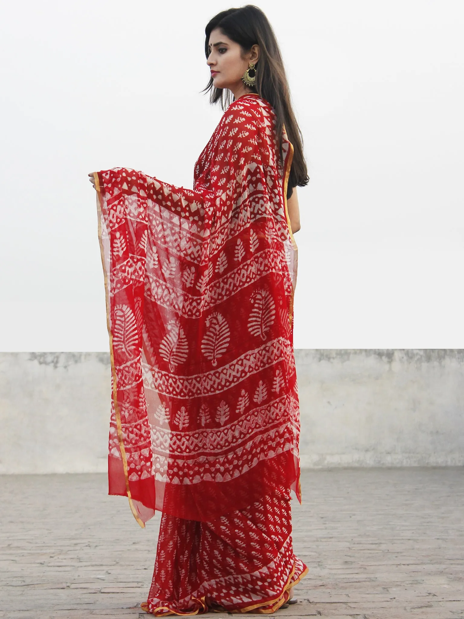 Red White Hand Block Printed Chiffon Saree With Zari Border - S031702584
