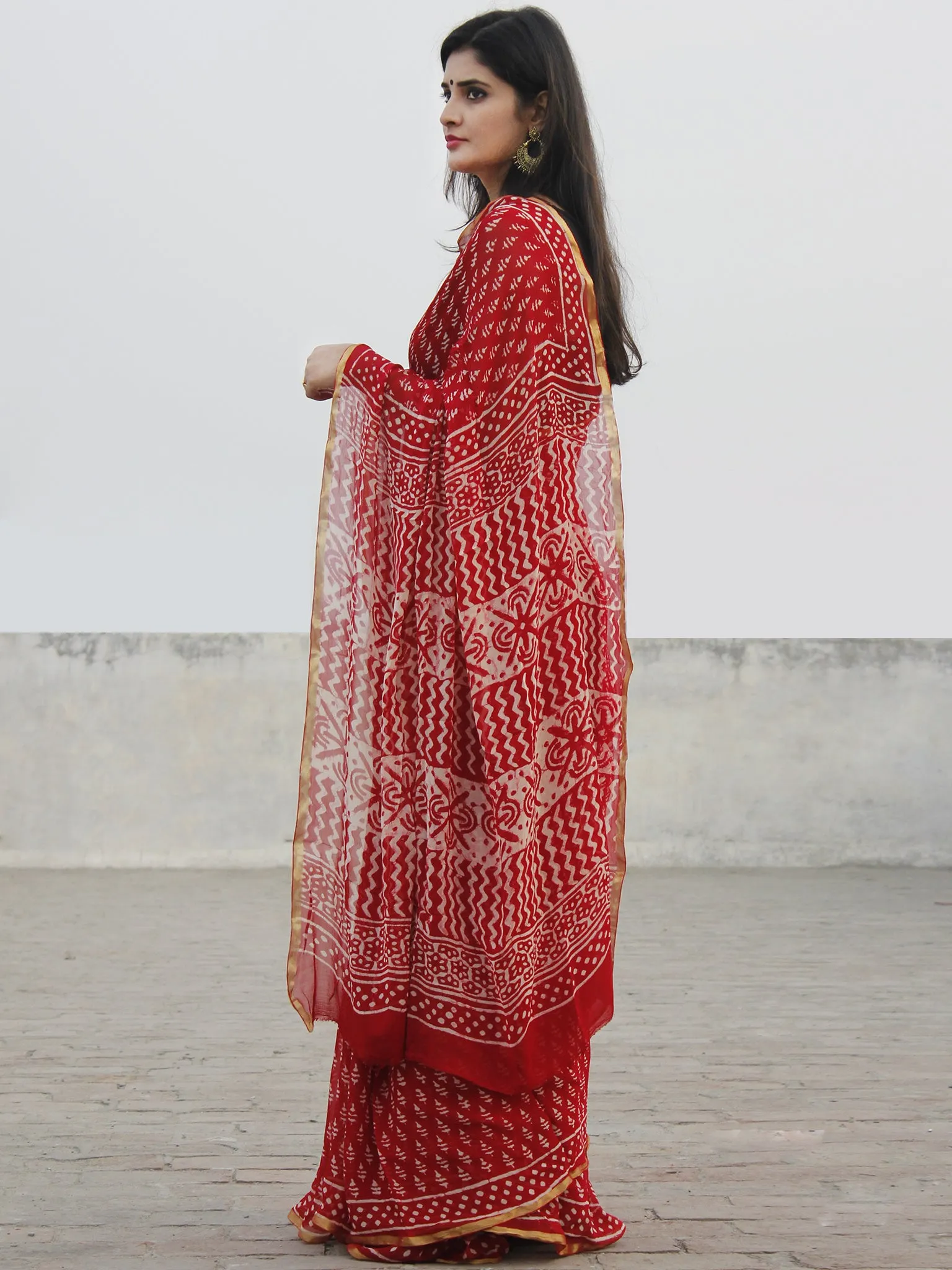 Red White Hand Block Printed Chiffon Saree With Zari Border- S031702587